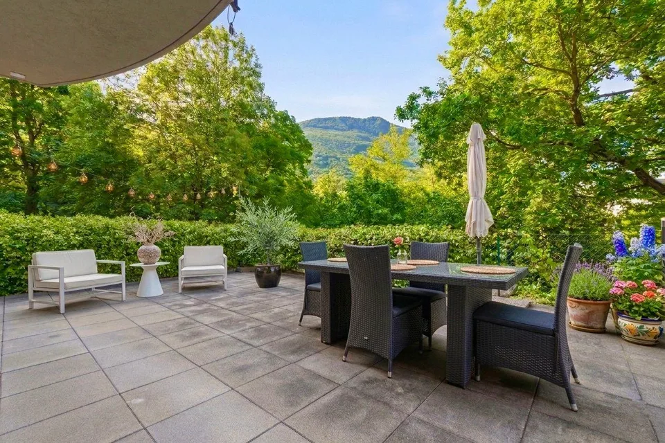 Moderno e con ampia terrazza nel verde | Contemporary living with s...