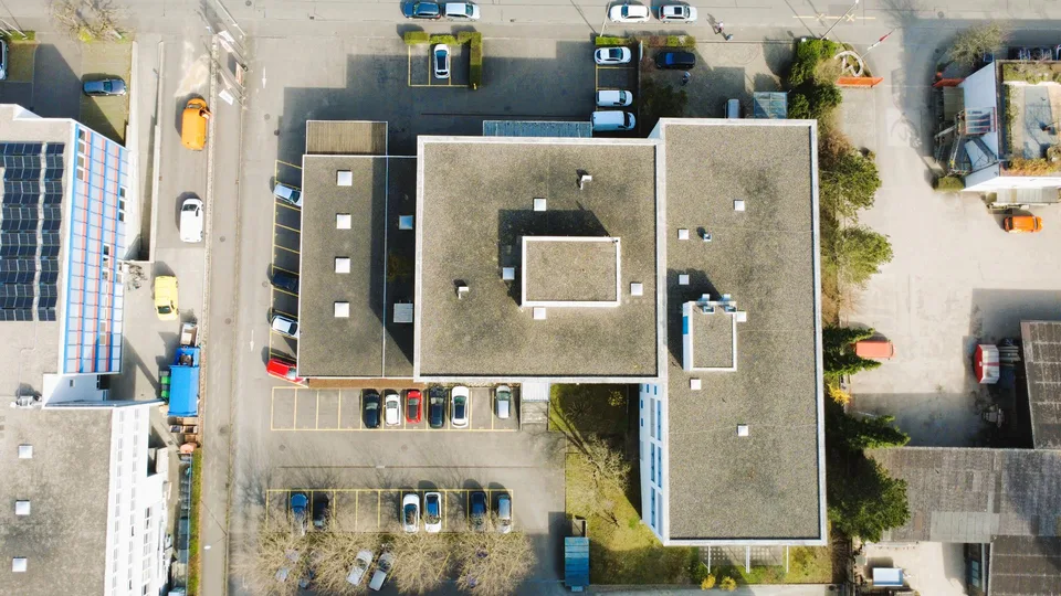 Vielseitige Gewerbeliegenschaft mit Entwicklungspotenzial in Allschwil