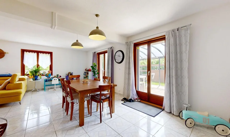 Helles Familienhaus mit Garten