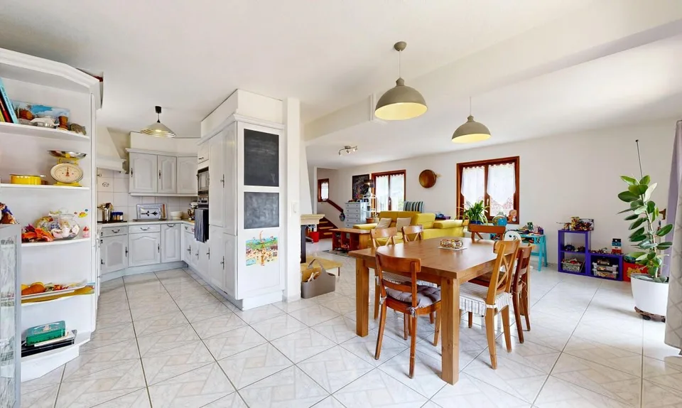 Helles Familienhaus mit Garten
