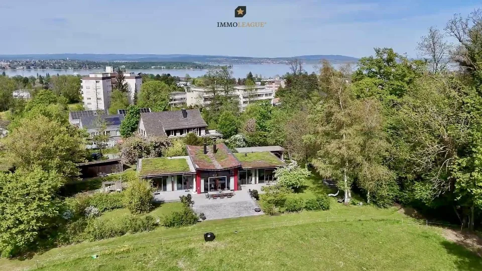 Architektenhaus im Bungalowstil an idyllischer Alleinlage am Waldrand.