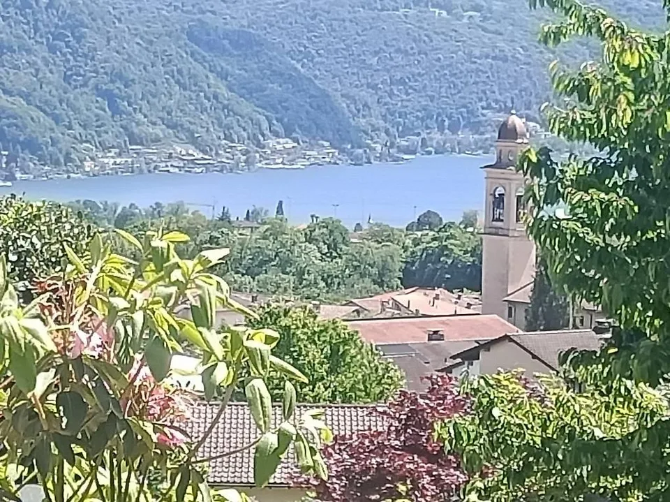 Terreno edificabile con vista lago e accesso privato – posizione es...