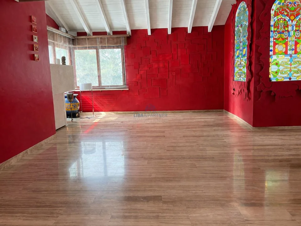 Wohnen mit Charakter: Galerie, moderne Küche und sonnige Dachterrasse