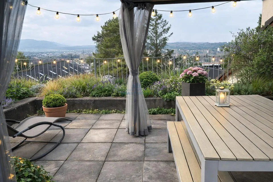 Wohnen mit Charakter: Galerie, moderne Küche und sonnige Dachterrasse
