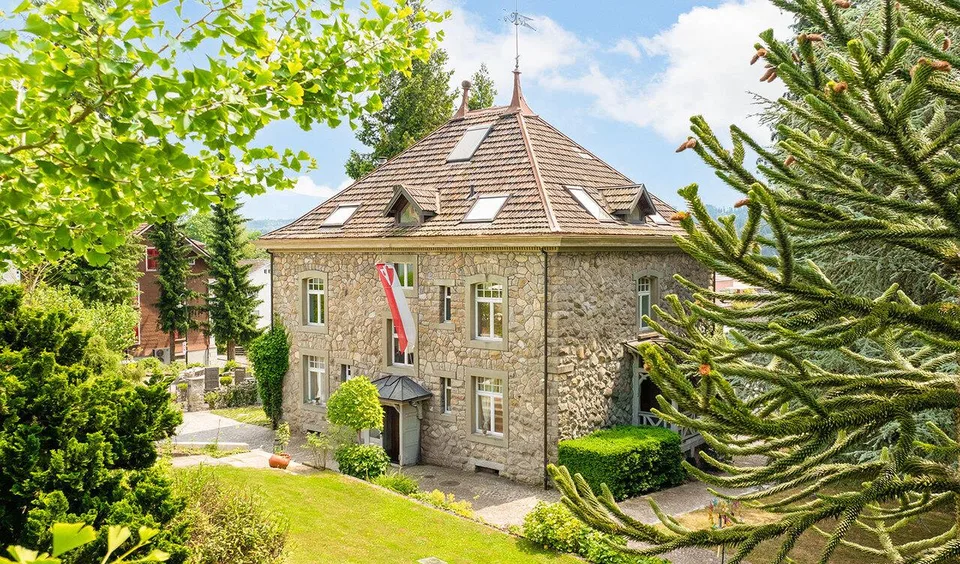 Imposante Historismus-Villa mit gepflegtem Park