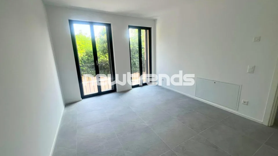 Ampio e luminoso 3.5 locali con balcone e vista aperta, mai abitato. – Foto 7 von 15