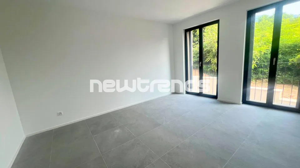 Ampio e luminoso 3.5 locali con balcone e vista aperta, mai abitato. – Foto 9 von 15