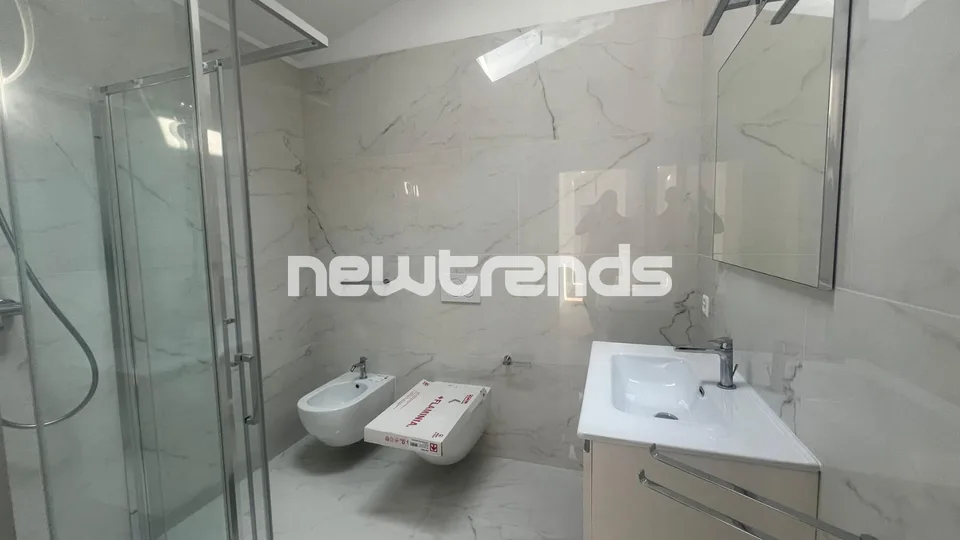 Ampio e luminoso attico con terrazzo e lift privato, mai abitato. – foto 12 di 14