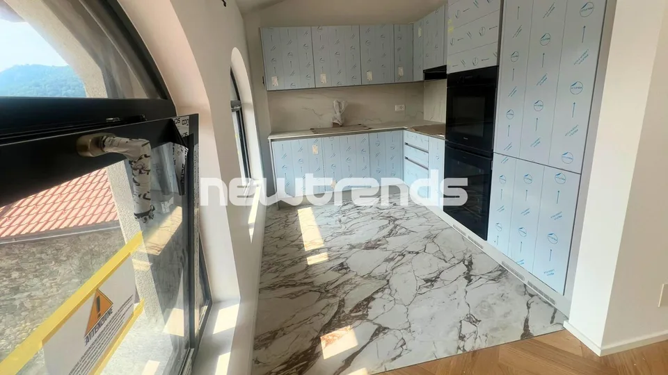 Ampio e luminoso attico con terrazzo e lift privato, mai abitato.