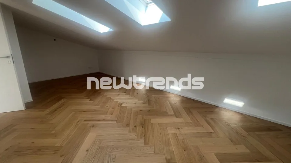 Ampio e luminoso attico con terrazzo e lift privato, mai abitato. – foto 10 di 14
