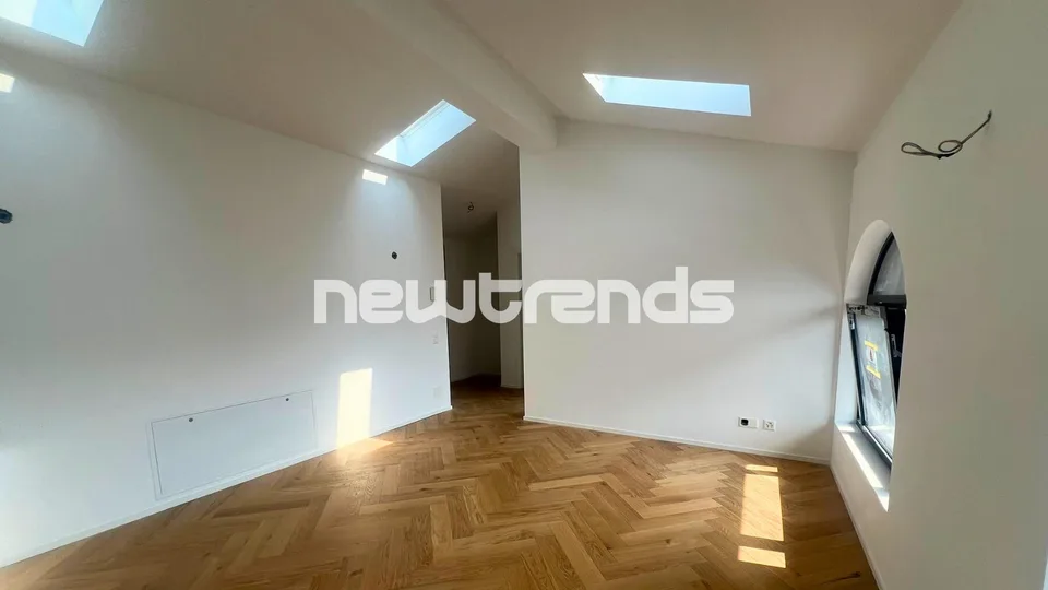 Ampio e luminoso attico con terrazzo e lift privato, mai abitato. – foto 7 di 14