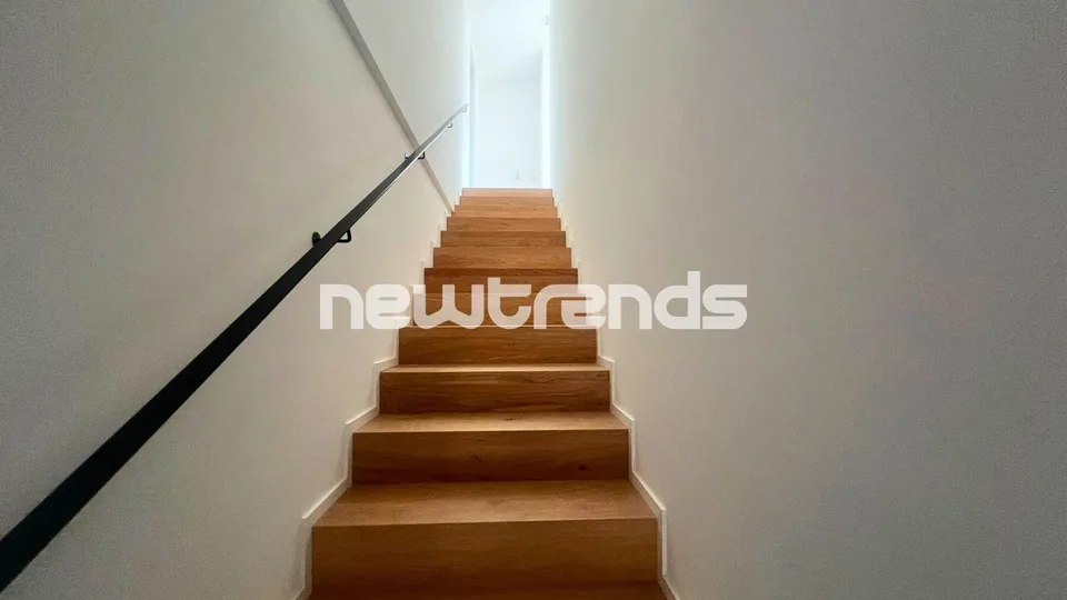 Ampio e luminoso attico con terrazzo e lift privato, mai abitato. – foto 11 di 14