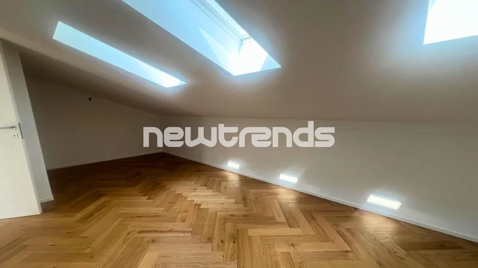 Ampio e luminoso attico con terrazzo e lift privato, mai abitato. – foto 9 di 14