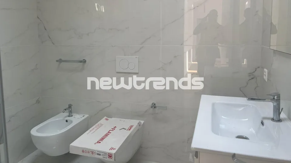 Ampio e luminoso attico con terrazzo e lift privato, mai abitato. – foto 13 di 14