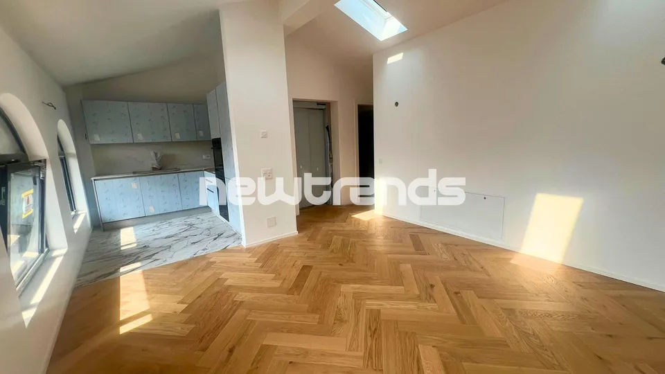 Ampio e luminoso attico con terrazzo e lift privato, mai abitato.