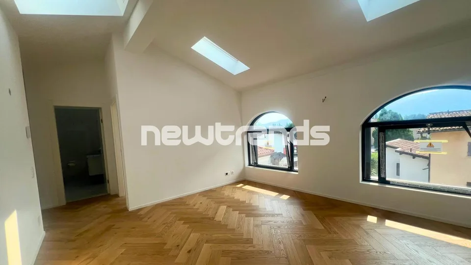 Ampio e luminoso attico con terrazzo e lift privato, mai abitato. – foto 6 di 14