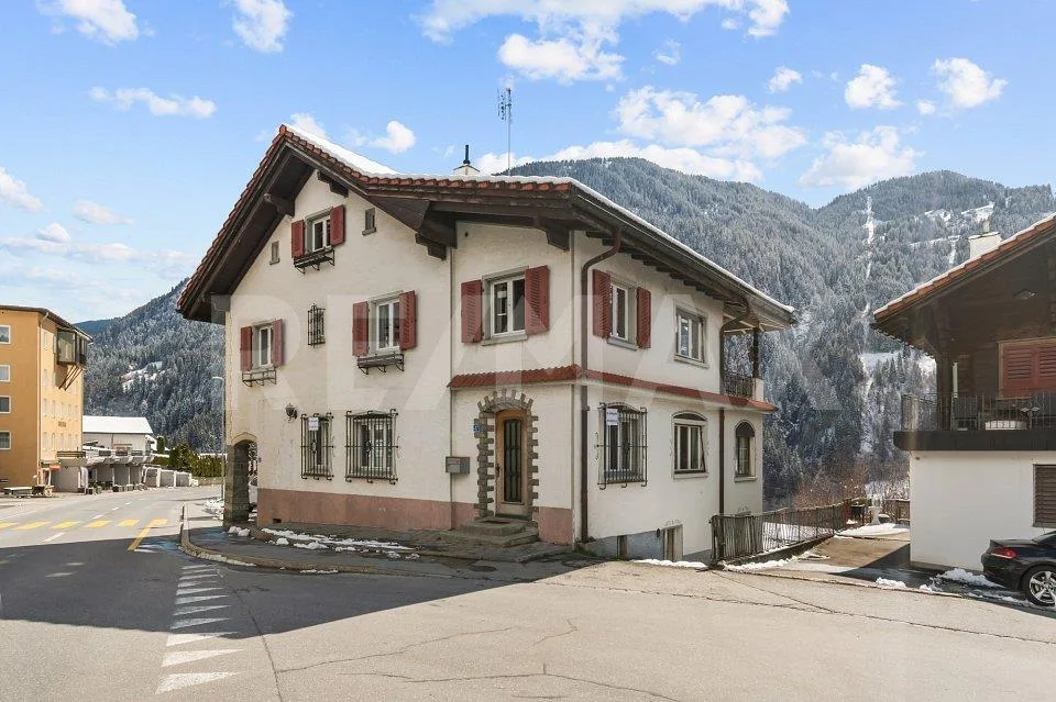 Zweifamilienhaus mit Geschichte & Potenzial in Rabius