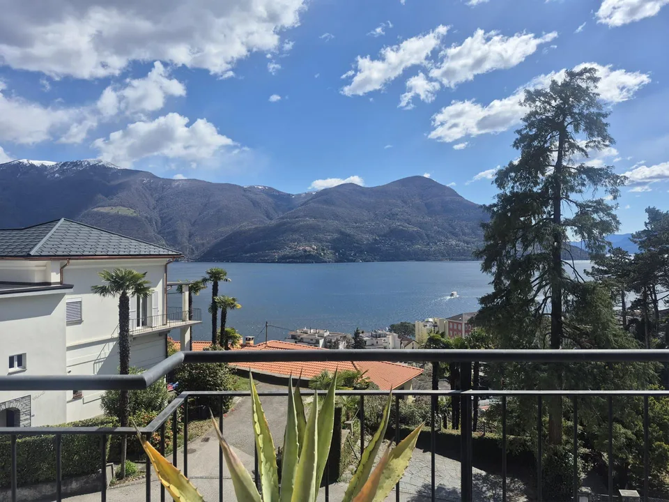 BRISSAGO- Attico 4.5 alto standing con giardino e vista lago