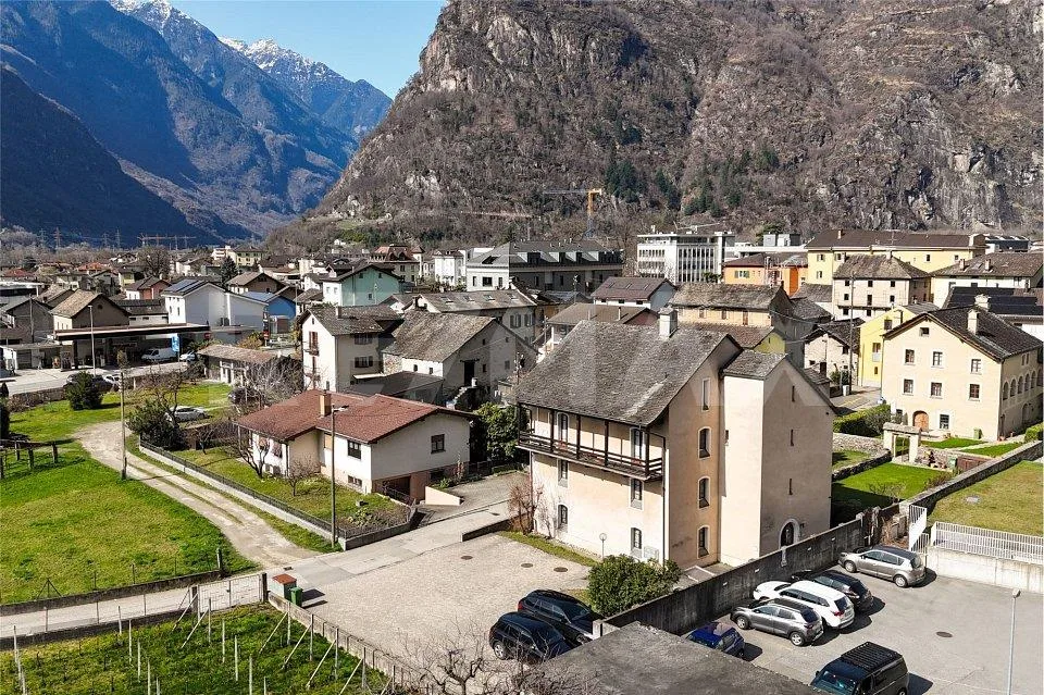 Immobile storico con reddito stabile nel centro di Biasca