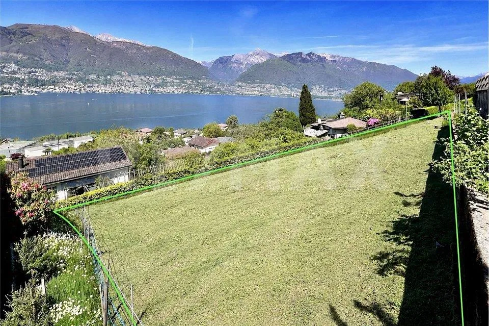 Terreno edificabile con vista lago