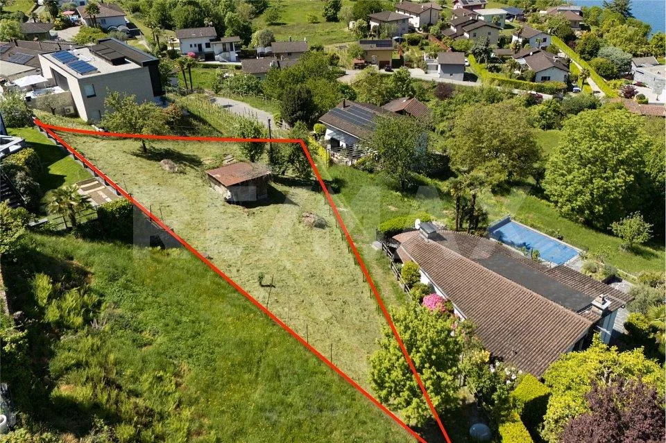 Terreno edificabile con vista lago