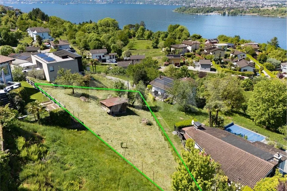 Terreno edificabile con vista lago