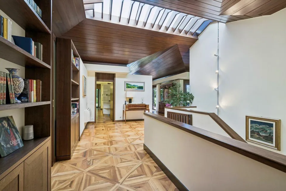 Elegante Villa di Prestigio Immersa nel Verde a Due Passi dalla TASIS