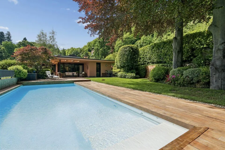 Elegante Villa di Prestigio Immersa nel Verde a Due Passi dalla TASIS