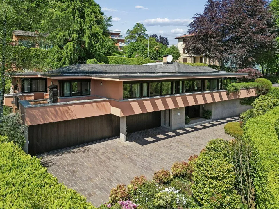 Elegante Villa di Prestigio Immersa nel Verde a Due Passi dalla TASIS