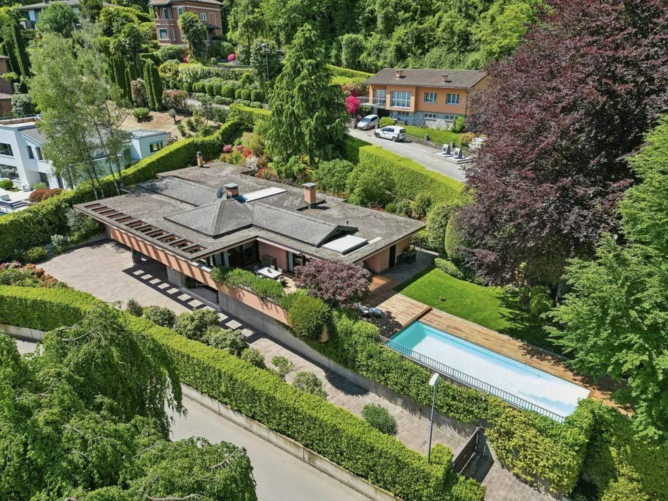 Elegante Villa di Prestigio Immersa nel Verde a Due Passi dalla TASIS