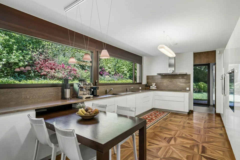 Elegante Villa di Prestigio Immersa nel Verde a Due Passi dalla TASIS – foto 9 di 12