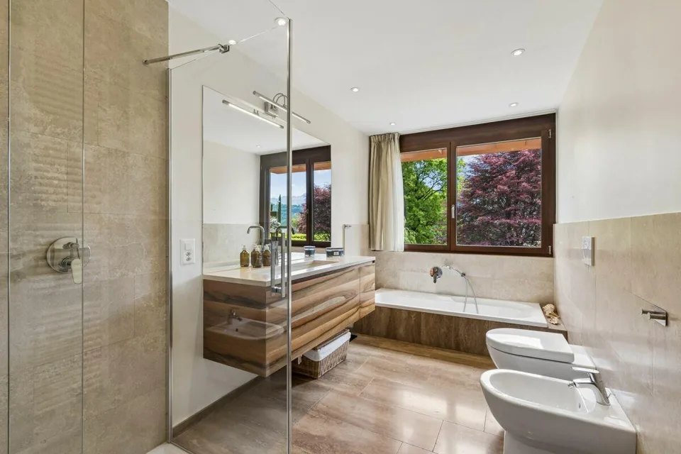 Elegante Villa di Prestigio Immersa nel Verde a Due Passi dalla TASIS – foto 8 di 12