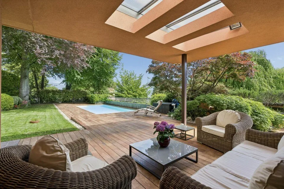 Elegante Villa di Prestigio Immersa nel Verde a Due Passi dalla TASIS