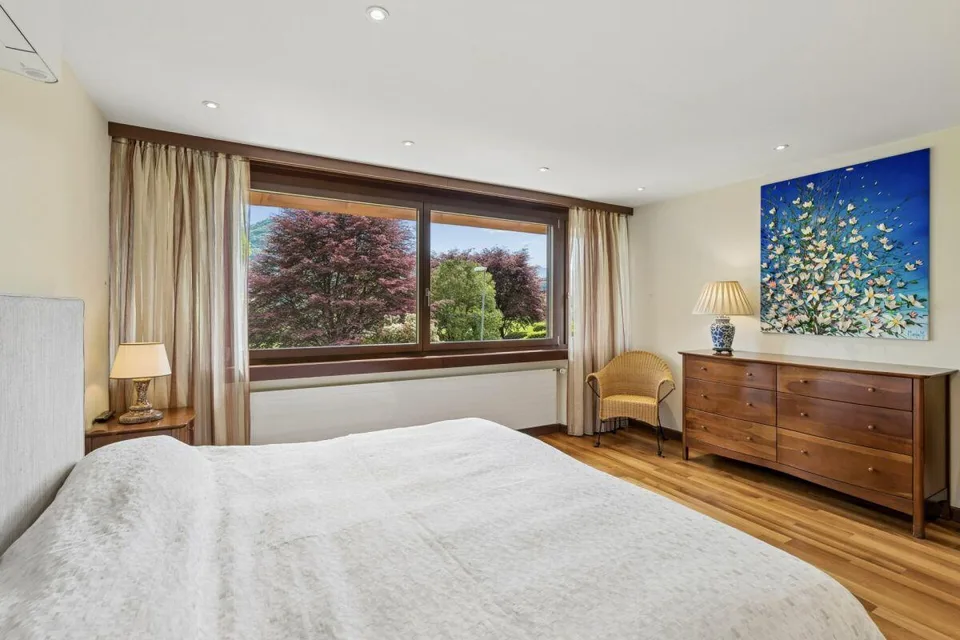 Elegante Villa di Prestigio Immersa nel Verde a Due Passi dalla TASIS – foto 7 di 12
