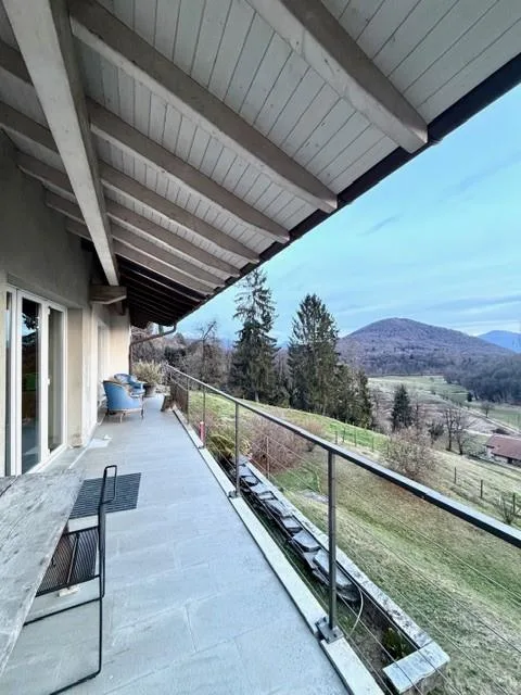 Casa unifamiliare con vista panoramica e giardino