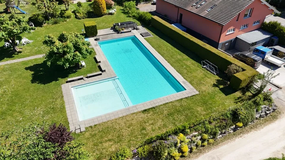 Ruhige Wohnung mit Blick ins Grüne und Pool