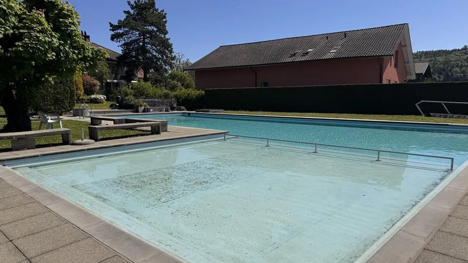 Ruhige Wohnung mit Blick ins Grüne und Pool