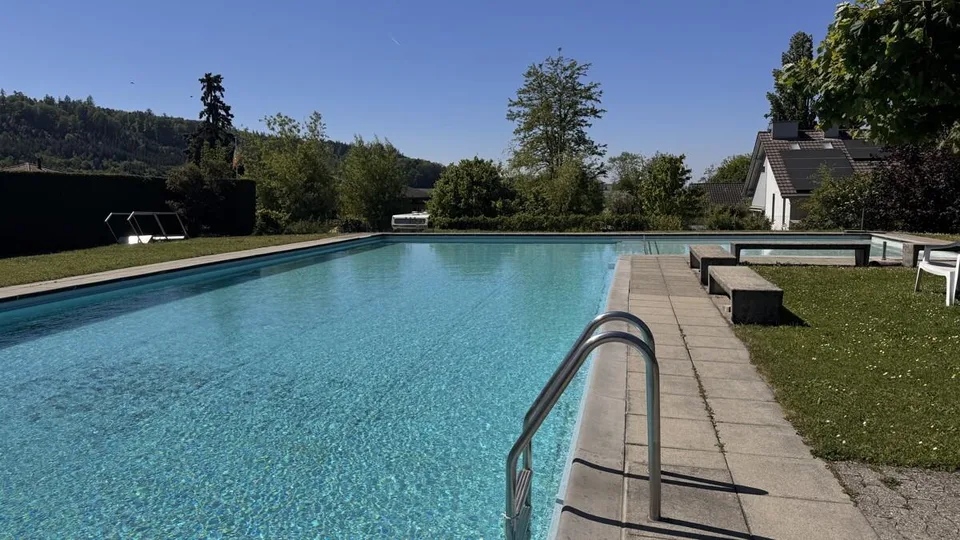 Ruhige Wohnung mit Blick ins Grüne und Pool