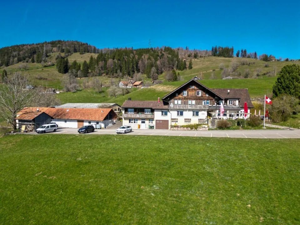 Restaurant mit Wohnungen und Stallungen
