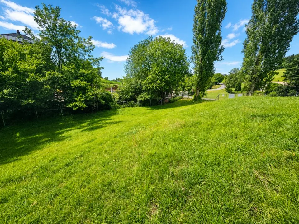 Zu verkaufen bei Kirchberg, Hof 4 / 670 m2 Bauland à Fr. 685.-