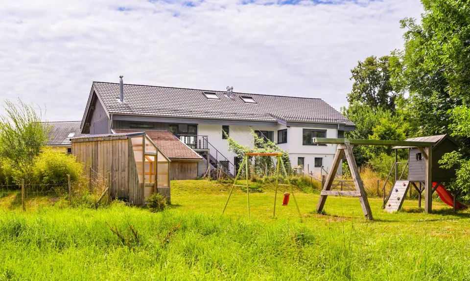 FERME RÉNOVÉE AVEC LOGEMENT INDÉPENDANT ET TERRAIN EN PERMACULTURE