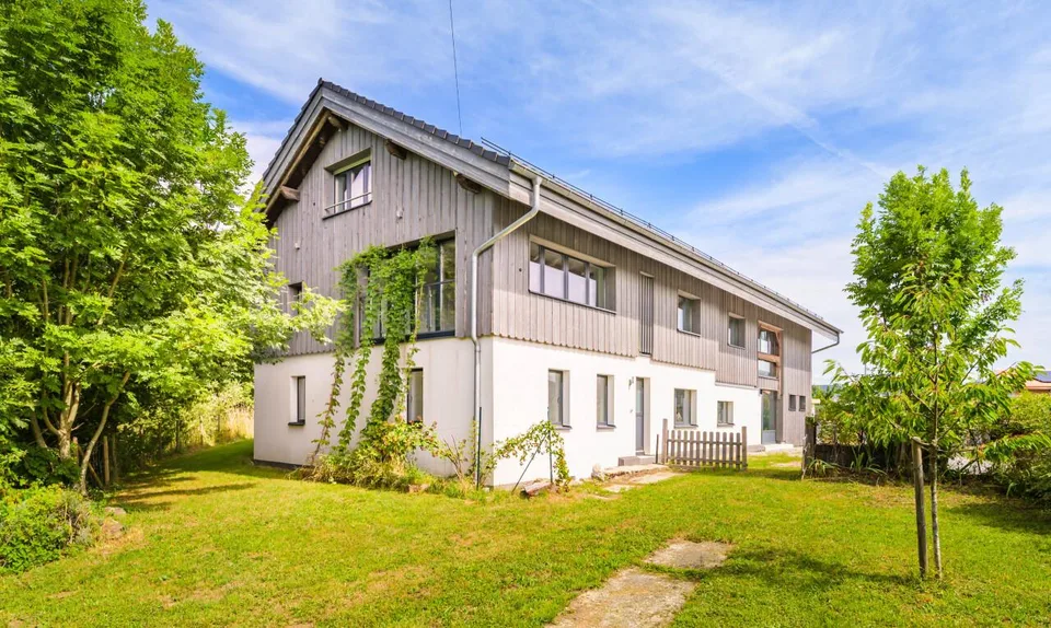 FERME RÉNOVÉE AVEC LOGEMENT INDÉPENDANT ET TERRAIN EN PERMACULTURE