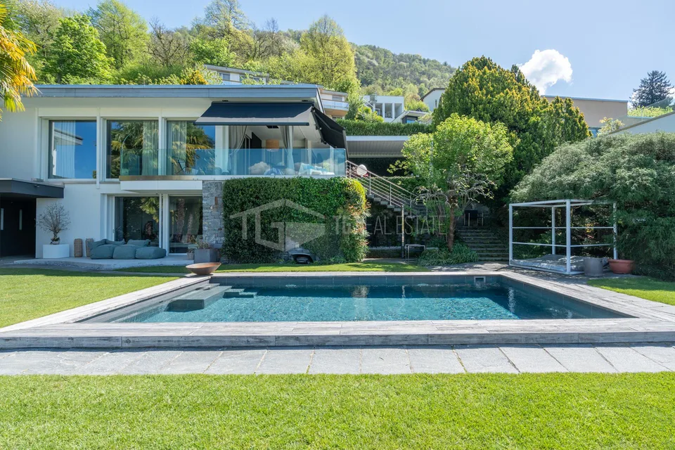 VILLA CONTEMPORANEA CON PISCINA E VISTA LAGO