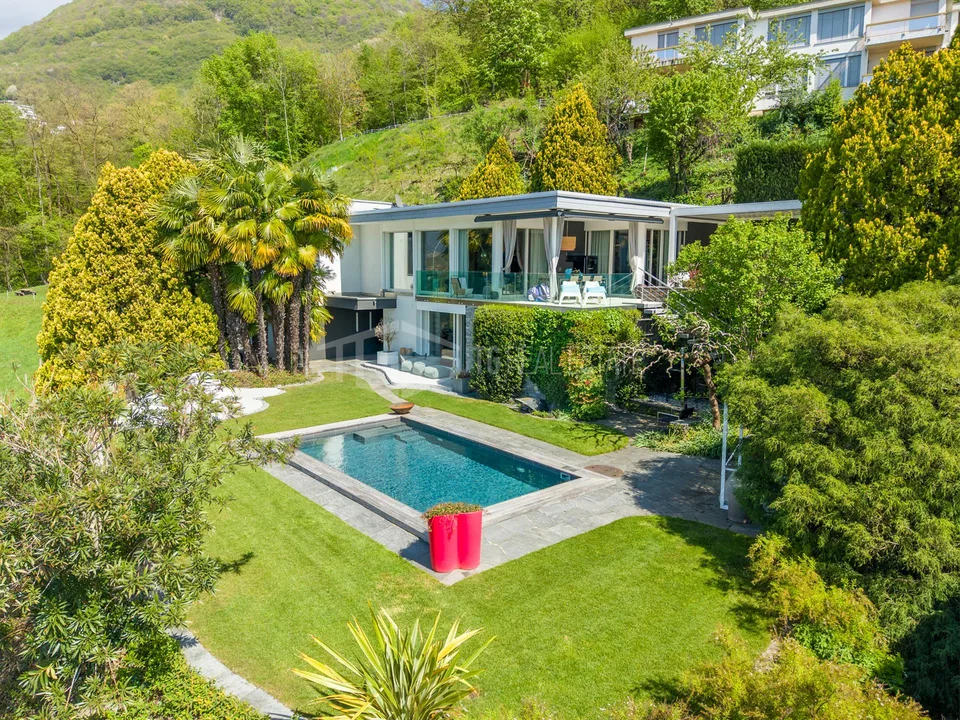 VILLA CONTEMPORANEA CON PISCINA E VISTA LAGO