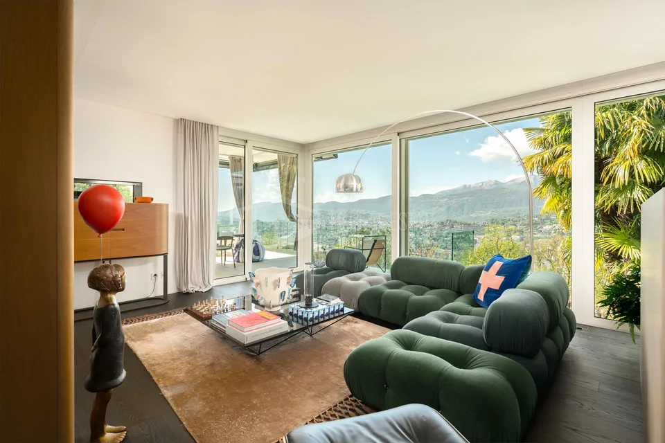 VILLA CONTEMPORANEA CON PISCINA E VISTA LAGO