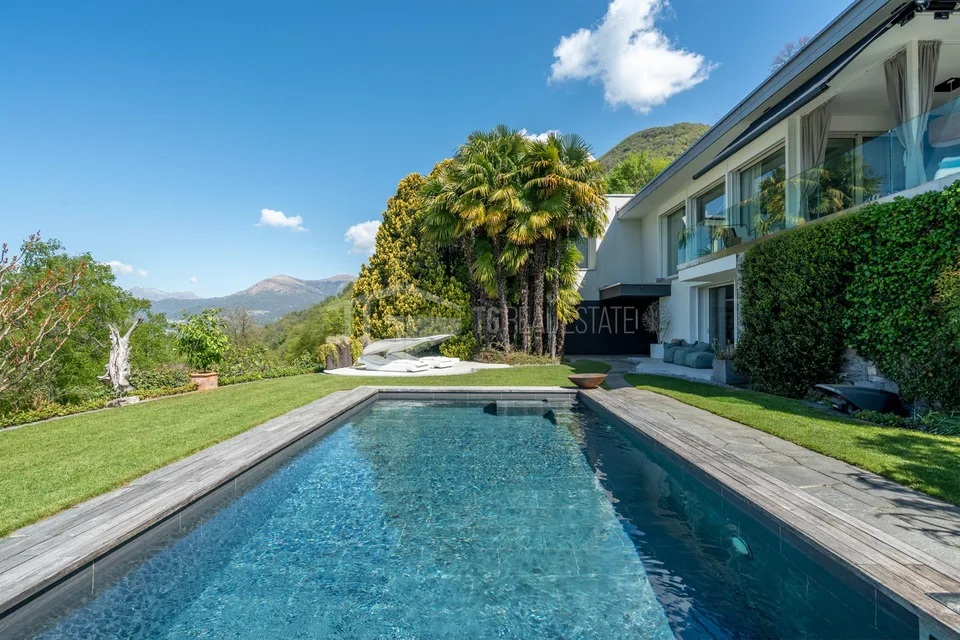 VILLA CONTEMPORANEA CON PISCINA E VISTA LAGO