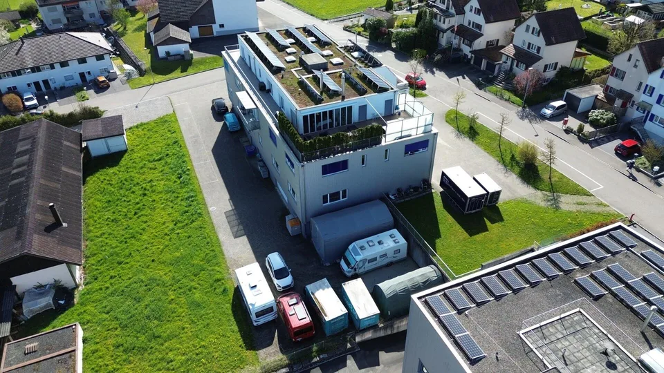Gewerbeliegenschaft mit Büro, Lager / Produktion und Einstellhalle ...