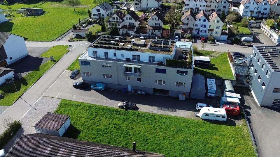 Gewerbeliegenschaft mit Büro, Lager / Produktion und Einstellhalle ...