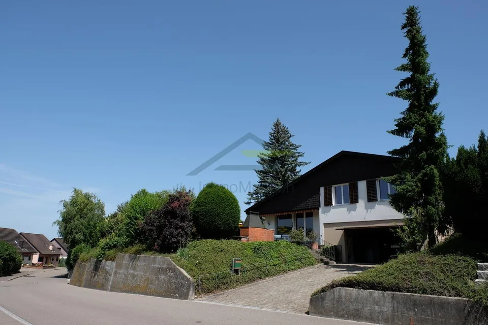 freistehendes Einfamilienhaus mit grossem Umschwung und Baulandreserve