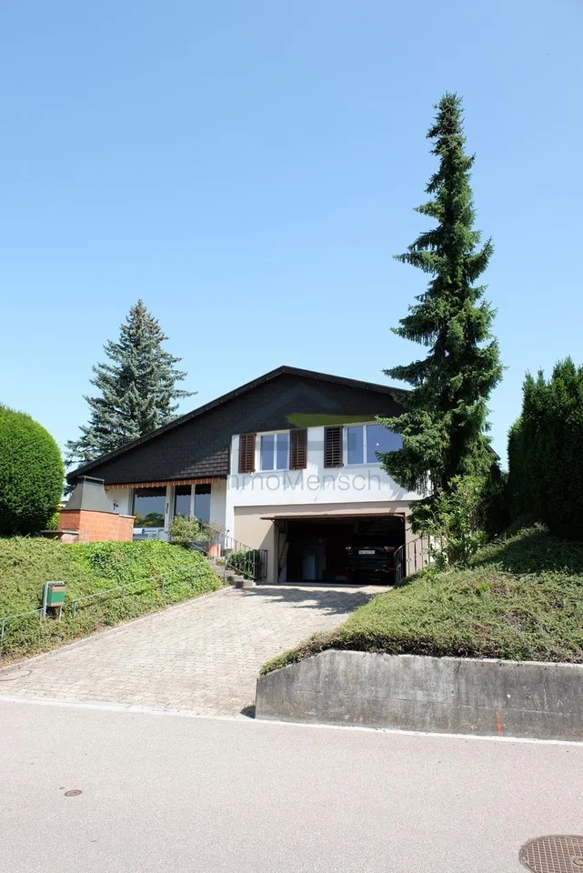 freistehendes Einfamilienhaus mit grossem Umschwung und Baulandreserve